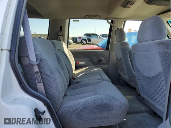 1998 Chevrolet Tahoe z VIN 1GNEK13R8WJ372101, wystawiony jako Copart lot #42957075 z przebiegiem 174 853 mil mil oraz Szkoda całkowita • Salvage title. Historia ofert i sprzedaży dostępna na DreamBid. Obrazek 11.