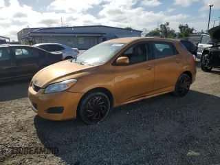 2009 Toyota Matrix z VIN 2T1KU40E99C023747, wystawiony jako Copart lot #56692735 z przebiegiem 190 515 mil mil oraz Czysty tytuł • Clean title. Historia ofert i sprzedaży dostępna na DreamBid. Obrazek 1.