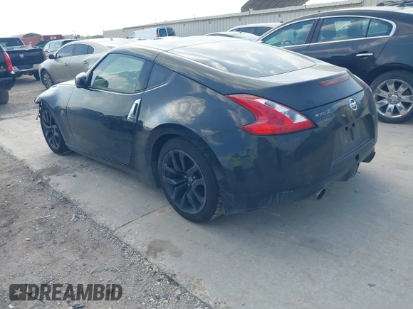 2015 Nissan 370Z z VIN JN1AZ4EH2FM442556, wystawiony jako IAAI lot #41956287 z przebiegiem 128 769 mil mil oraz . Historia ofert i sprzedaży dostępna na DreamBid. Obrazek 3.