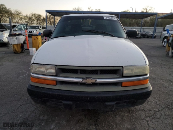 2000 Chevrolet S-10 LS with VIN 1GCCS1446YK180031, listed as a Copart auction lot 84048394 with 140,932 mi miles and Salvage Title. Bid and sale history available at carsss.com. Image 5.