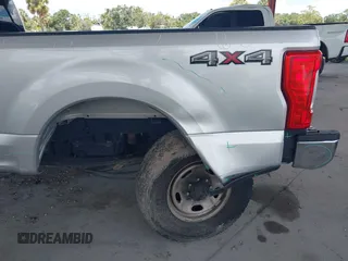 2019 Ford F-250 XL z VIN 1FT7W2BT7KED13259, wystawiony jako IAAI lot #42543359 z przebiegiem 136 511 mil mil oraz . Historia ofert i sprzedaży dostępna na DreamBid. Obrazek 19.