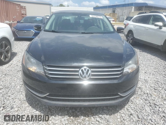2014 Volkswagen Passat S z VIN 1VWAS7A34EC025857, wystawiony jako Copart lot #55750215 z przebiegiem 221 764 mil mil oraz Czysty tytuł • Clean title. Historia ofert i sprzedaży dostępna na DreamBid. Obrazek 5.