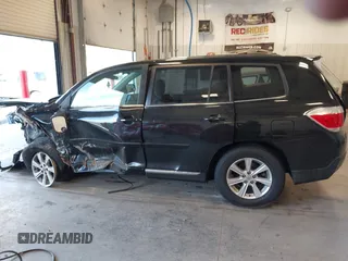 2011 Toyota Highlander z VIN 5TDBK3EH5BS072184, wystawiony jako IAAI lot #41549319 z przebiegiem 133 428 mil mil oraz . Historia ofert i sprzedaży dostępna na DreamBid. Obrazek 14.