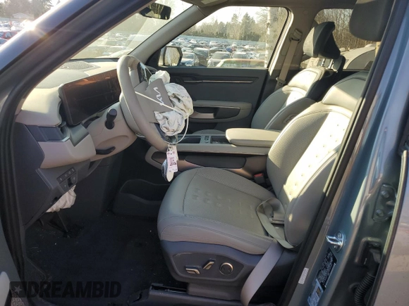2024 Kia EV9 Wind z VIN KNDAFFS53R6044485, wystawiony jako Copart lot #42955125 z przebiegiem 8 884 mil mil oraz Szkoda całkowita • Salvage title. Historia ofert i sprzedaży dostępna na DreamBid. Obrazek 7.