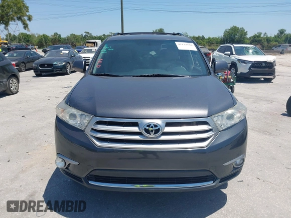 2013 Toyota Highlander z VIN 5TDZK3EH5DS124401, wystawiony jako IAAI lot #42133758 z przebiegiem 131 405 mil mil oraz . Historia ofert i sprzedaży dostępna na DreamBid. Obrazek 12.