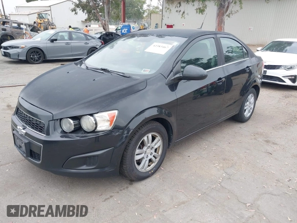 2014 Chevrolet Sonic LT z VIN 1G1JC5SB4E4153240, wystawiony jako IAAI lot #42383467 z przebiegiem 146 218 mil mil oraz . Historia ofert i sprzedaży dostępna na DreamBid. Obrazek 2.