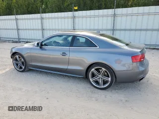 2013 Audi S5 Prestige z VIN WAUVGAFR9DA001304, wystawiony jako Copart lot #54165695 z przebiegiem 106 571 mil mil oraz Szkody całkowita. Historia ofert i sprzedaży dostępna na DreamBid. Obrazek 2.