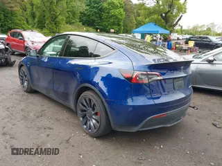 2024 Tesla Model Y Performance z VIN 7SAYGDEF1RA265382, wystawiony jako IAAI lot #42308468 z przebiegiem 9 700 mil mil oraz . Historia ofert i sprzedaży dostępna na DreamBid. Obrazek 3.