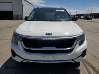 2021 Kia Seltos S z VIN KNDEU2AA5M7075898, wystawiony jako Copart lot #57243215 z przebiegiem 48 361 mil mil oraz Szkoda całkowita • Salvage title. Historia ofert i sprzedaży dostępna na DreamBid. Obrazek 5.