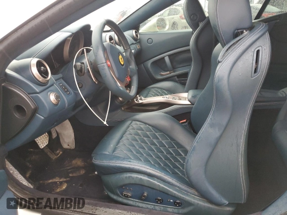 2012 Ferrari California z VIN ZFF65TJA9C0186664, wystawiony jako Copart lot #43286695 z przebiegiem Nie podano mil oraz Szkoda całkowita • Salvage title. Historia ofert i sprzedaży dostępna na DreamBid. Obrazek 7.