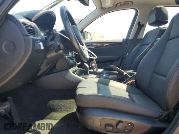 2013 BMW X1 xDrive28i z VIN WBAVL1C5XDVR89392, wystawiony jako Copart lot #55699185 z przebiegiem 127 856 mil mil oraz Czysty tytuł • Clean title. Historia ofert i sprzedaży dostępna na DreamBid. Obrazek 7.