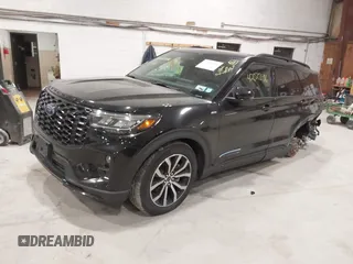 2025 Ford Explorer ST-Line z VIN 1FMUK8KH5SGA50542, wystawiony jako IAAI lot #42023496 z przebiegiem 8 419 mil mil oraz . Historia ofert i sprzedaży dostępna na DreamBid. Obrazek 20.
