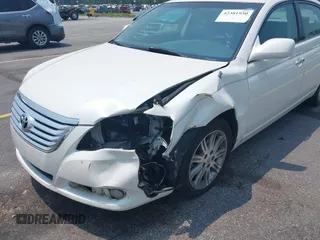 2008 Toyota Avalon XL z VIN 4T1BK36B68U304964, wystawiony jako IAAI lot #42381930 z przebiegiem 220 139 mil mil oraz . Historia ofert i sprzedaży dostępna na DreamBid. Obrazek 6.