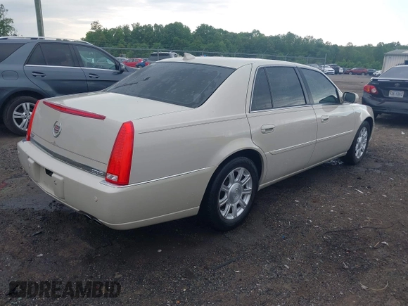 2011 Cadillac DTS z VIN 1G6KA5E65BU139507, wystawiony jako IAAI lot #42236497 z przebiegiem 118 332 mil mil oraz . Historia ofert i sprzedaży dostępna na DreamBid. Obrazek 4.