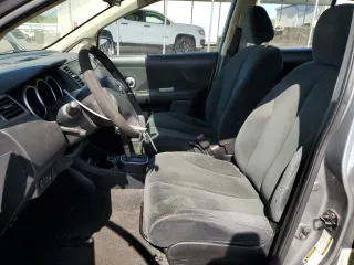 2011 Nissan Versa S z VIN 3N1BC1CP2BL469761, wystawiony jako Copart lot #57906935 z przebiegiem 178 416 mil mil oraz Szkoda całkowita • Salvage title. Historia ofert i sprzedaży dostępna na DreamBid. Obrazek 7.