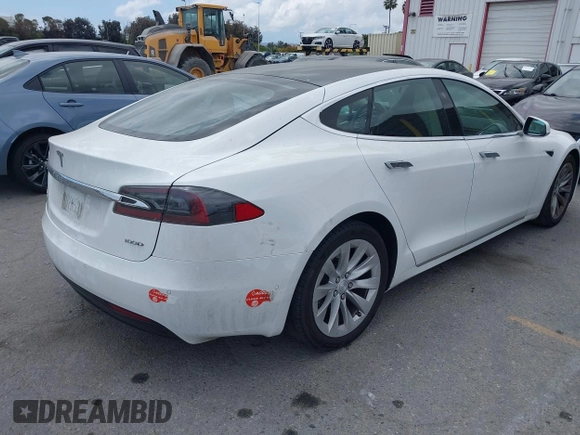 2018 Tesla Model S 75D z VIN 5YJSA1E28JF247985, wystawiony jako IAAI lot #42116586 z przebiegiem 102 062 mil mil oraz . Historia ofert i sprzedaży dostępna na DreamBid. Obrazek 4.