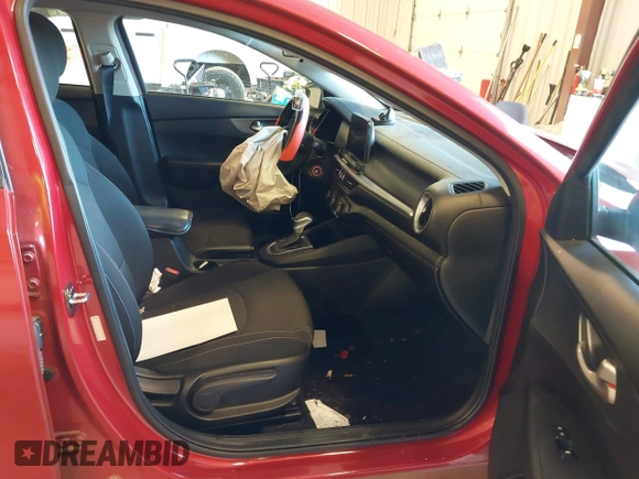 2021 Kia Forte LXS z VIN 3KPF24AD6ME326248, wystawiony jako IAAI lot #41760681 z przebiegiem 83 716 mil mil oraz . Historia ofert i sprzedaży dostępna na DreamBid. Obrazek 5.