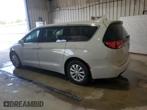 2019 Chrysler Pacifica Touring Plus z VIN 2C4RC1FG3KR636753, wystawiony jako Copart lot #60466095 z przebiegiem 109 678 mil mil oraz Szkoda całkowita • Salvage title. Historia ofert i sprzedaży dostępna na DreamBid. Obrazek 2.