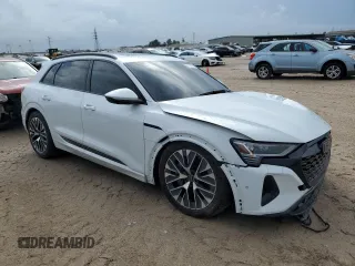 2024 Audi Q8 e-tron Premium Plus z VIN WA15AAGE8RB017425, wystawiony jako Copart lot #75212724 z przebiegiem 7 103 mil mil oraz Szkoda całkowita • Salvage title. Historia ofert i sprzedaży dostępna na DreamBid. Obrazek 4.