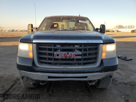 2009 GMC Sierra 2500HD SLT z VIN 1GTHK636X9F173647, wystawiony jako Copart lot #42983015 z przebiegiem 218 046 mil mil oraz Czysty tytuł • Clean title. Historia ofert i sprzedaży dostępna na DreamBid. Obrazek 5.