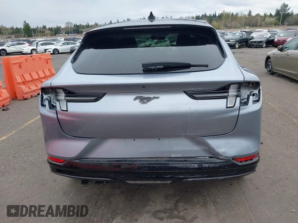 2022 Ford Mustang Mach-E Premium z VIN 3FMTK3SU4NMA04044, wystawiony jako IAAI lot #41839957 z przebiegiem 55 300 mil mil oraz . Historia ofert i sprzedaży dostępna na DreamBid. Obrazek 6.