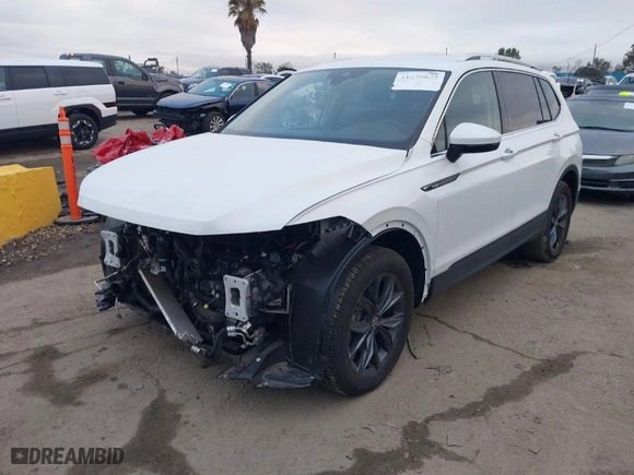 2023 Volkswagen Tiguan SE with VIN 3VV3B7AX3PM071438, listed as a IAAI auction lot 41678623 with 4,775 mi miles. Bid and sale history available at carsss.com. Image 2.