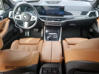 2024 BMW X5 xDrive40i z VIN 5UX23EU09R9S17979, wystawiony jako Copart lot #48359735 z przebiegiem 12 564 mil mil oraz Szkody całkowita. Historia ofert i sprzedaży dostępna na DreamBid. Obrazek 8.