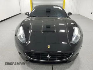 2010 Ferrari California z VIN ZFF65LJA9A0172003, wystawiony jako Copart lot #55601145 z przebiegiem 11 247 mil mil oraz Tytuł czysty. Historia ofert i sprzedaży dostępna na DreamBid. Obrazek 5.