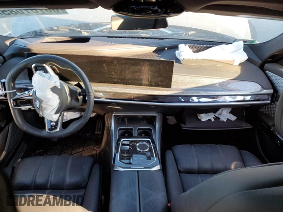 2023 BMW i7 xDrive60 z VIN WBY53EJ01PCM58257, wystawiony jako Copart lot #88787085 z przebiegiem Nie podano mil oraz Szkoda całkowita • Salvage title. Historia ofert i sprzedaży dostępna na DreamBid. Obrazek 8.