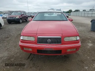 1995 Chrysler LeBaron z VIN 1C3EU4531SF597149, wystawiony jako Copart lot #59540185 z przebiegiem 79 932 mil mil oraz Czysty tytuł • Clean title. Historia ofert i sprzedaży dostępna na DreamBid. Obrazek 5.