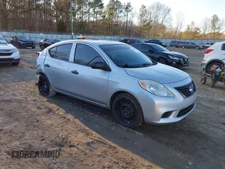 2014 Nissan Versa SV z VIN 3N1CN7APXEL839072, wystawiony jako IAAI lot #41272377 z przebiegiem 70 457 mil mil oraz . Historia ofert i sprzedaży dostępna na DreamBid. Obrazek 1.