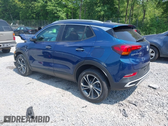 2021 Buick Encore GX Select z VIN KL4MMESL8MB090268, wystawiony jako IAAI lot #42729801 z przebiegiem 27 516 mil mil oraz . Historia ofert i sprzedaży dostępna na DreamBid. Obrazek 3.
