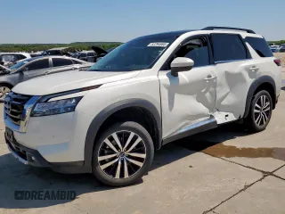 2023 Nissan Pathfinder Platinum с VIN 5N1DR3DK6PC219232, выставлен на аукционе Copart как лот 52294885 с пробегом 24 498 миль миль и Списание • Salvage title. История ставок и продаж доступна на DreamBid. Изображение 1.