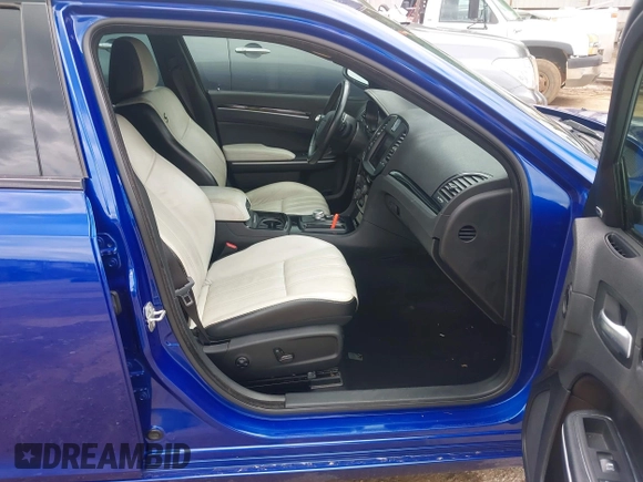 2019 Chrysler 300 S z VIN 2C3CCABG2KH697632, wystawiony jako IAAI lot #42205333 z przebiegiem 82 250 mil mil oraz . Historia ofert i sprzedaży dostępna na DreamBid. Obrazek 5.