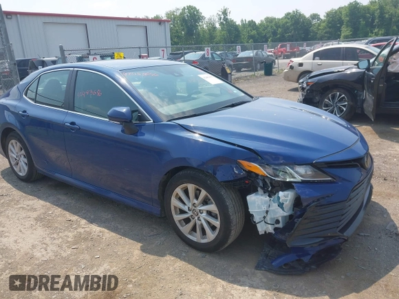 2023 Toyota Camry LE z VIN 4T1R11AK9PU180068, wystawiony jako IAAI lot #42483656 z przebiegiem 59 312 mil mil oraz . Historia ofert i sprzedaży dostępna na DreamBid. Obrazek 1.