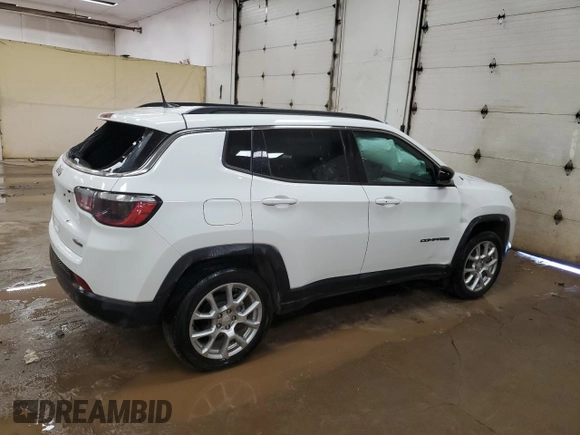 2023 Jeep Compass Latitude Lux z VIN 3C4NJDFN0PT559414, wystawiony jako Copart lot #48140005 z przebiegiem 21 559 mil mil oraz Szkoda całkowita • Salvage title. Historia ofert i sprzedaży dostępna na DreamBid. Obrazek 3.