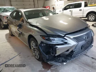 2018 Lexus LS with VIN JTHC51FF5J5005147, listed as a IAAI auction lot 41223294 with 82,697 mi miles. Bid and sale history available at carsss.com. Image 1.