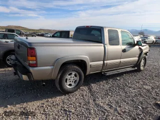 2000 Chevrolet Silverado 1500 LT with VIN 1GCEK19T8YE206233, listed as a Copart auction lot 49801595 with 57,204 mi miles and Salvage Title. Bid and sale history available at carsss.com. Image 3.