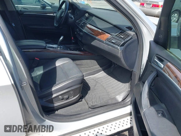 2010 BMW X5 z VIN 5UXFE8C58AL312356, wystawiony jako IAAI lot #42305125 z przebiegiem 219 000 mil mil oraz . Historia ofert i sprzedaży dostępna na DreamBid. Obrazek 5.