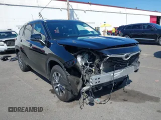 2023 Toyota Highlander L z VIN 5TDKDRAHXPS010127, wystawiony jako IAAI lot #42042904 z przebiegiem 28 197 mil mil oraz . Historia ofert i sprzedaży dostępna na DreamBid. Obrazek 1.