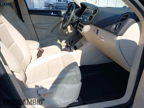2012 Volkswagen Tiguan SE с VIN WVGAV7AX2CW582223, выставлен на аукционе IAAI как лот 42681171 с пробегом 129 117 миль миль и . История ставок и продаж доступна на DreamBid. Изображение 5.