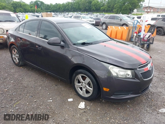 2014 Chevrolet Cruze 1LT z VIN 1G1PC5SBXE7336621, wystawiony jako IAAI lot #42290252 z przebiegiem 184 453 mil mil oraz . Historia ofert i sprzedaży dostępna na DreamBid. Obrazek 1.