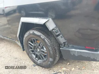2024 Tesla Cybertruck z VIN 7G2CEHED6RA048460, wystawiony jako IAAI lot #42433721 z przebiegiem 8 019 mil mil oraz . Historia ofert i sprzedaży dostępna na DreamBid. Obrazek 20.