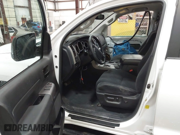2013 Toyota Tundra z VIN 5TFDY5F13DX313385, wystawiony jako IAAI lot #42200622 z przebiegiem 161 470 mil mil oraz . Historia ofert i sprzedaży dostępna na DreamBid. Obrazek 5.