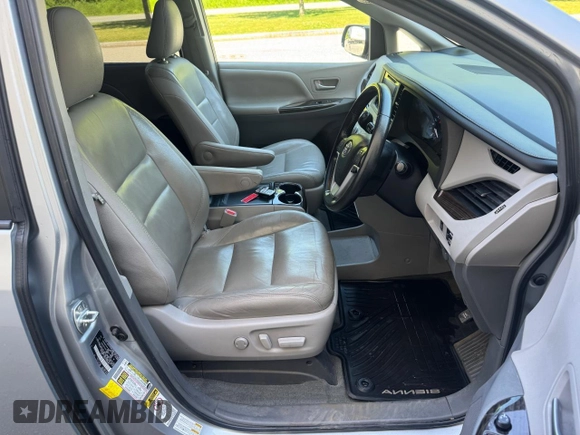 2015 Toyota Sienna Limited z VIN 5TDDK3DC8FS124511, wystawiony jako Copart lot #62570905 z przebiegiem 188 920 mil mil oraz Czysty tytuł • Clean title. Historia ofert i sprzedaży dostępna na DreamBid. Obrazek 13.