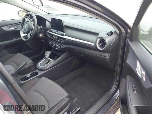 2024 Kia Forte LXS z VIN 3KPF24AD8RE754569, wystawiony jako IAAI lot #42220973 z przebiegiem 36 854 mil mil oraz . Historia ofert i sprzedaży dostępna na DreamBid. Obrazek 5.