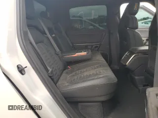 2022 Rivian R1T Adventure z VIN 7FCTGAAA3NN015635, wystawiony jako Copart lot #62676854 z przebiegiem 10 608 mil mil oraz Szkody całkowita. Historia ofert i sprzedaży dostępna na DreamBid. Obrazek 10.