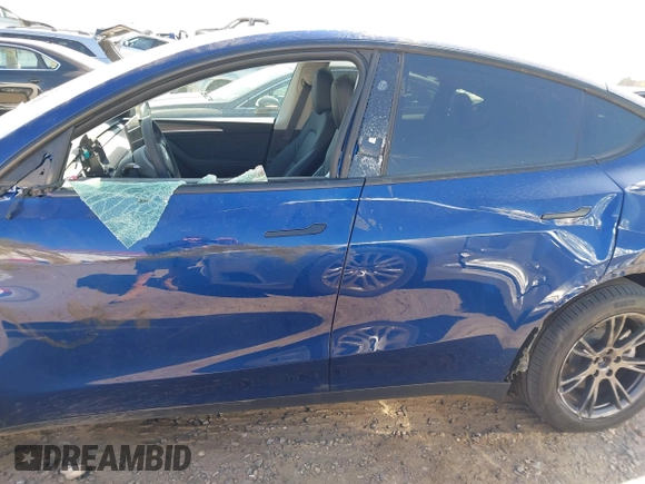 2024 Tesla Model Y Long Range with VIN 7SAYGDEE5RA329172, listed as a IAAI auction lot 41892147 with 8,030 mi miles and . Bid and sale history available at DreamBid. Image 14.