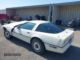 1984 Chevrolet Corvette z VIN 1G1AY0781E5110079, wystawiony jako IAAI lot #42416346 z przebiegiem 152 345 mil mil oraz . Historia ofert i sprzedaży dostępna na DreamBid. Obrazek 3.
