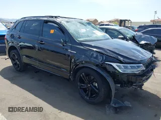 2023 Volkswagen Tiguan SE R-Line Black z VIN 3VVCB7AX9PM014564, wystawiony jako IAAI lot #41993740 z przebiegiem Nie podano mil oraz . Historia ofert i sprzedaży dostępna na DreamBid. Obrazek 1.